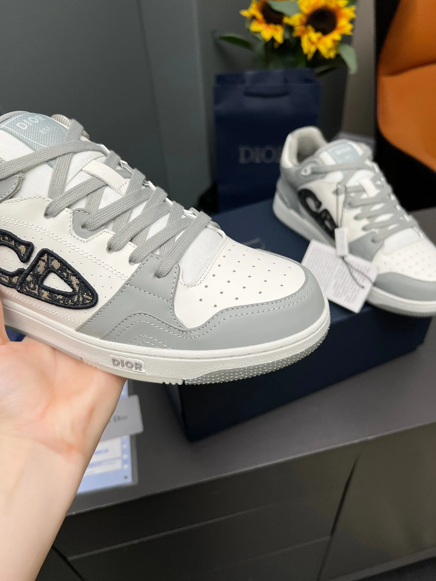 Men's Men's Shoes 💰600 Dior DiorB57 top version of low-top sneakers! ! ! Navy blue with beige smooth first-layer cowhide, fully oiled edges, T men's shoes 💰U outsole.  The 2024 autumn men's wear series has made a wonderful debut, a new classic item launched by Dior. Crafted from smooth first-grain cow leather in navy blue and beige, it's accented by a large leather heat-stamped CD logo on the sides. The distinctive laces of the same color match the color of the shoe body, and the opening and closing are decorated with various classic details on the tongue, sole and back side to enhance the style. The eyelet details, upper stitching and heel strip panels of the same color highlight the dynamic charm of its sports style. Exclusive two-color molded T men's shoes 💰U outsole is light, comfortable, non-slip and wear-resistant, the mesh lining and feet are customized with original colors, soft and breathable. Exquisite production technology highlights the grade, and can be matched with all kinds of clothing to create a refined look.